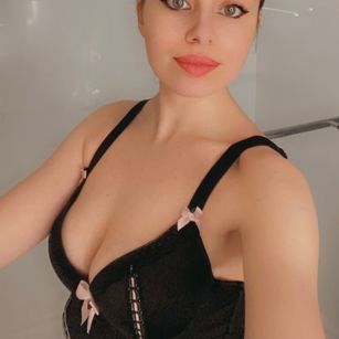 Model - Alison Fields brunette