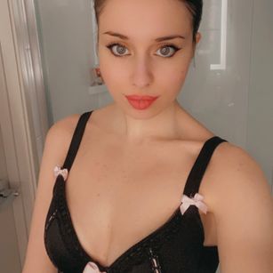 Model - Alison Fields Hot