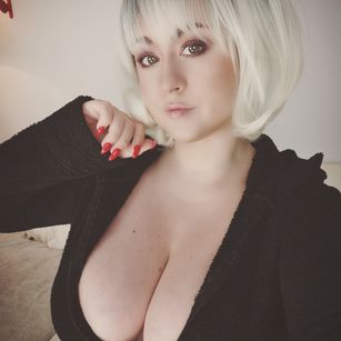 Model - Lux Noir bigtits