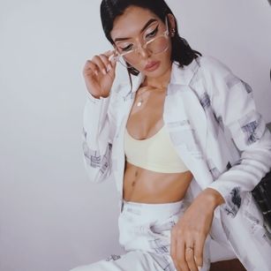 Model - Mia miller balloons