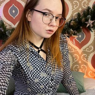 Model - Alice masturbation