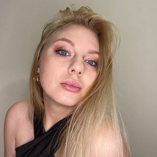 Model - Lily pantyhose