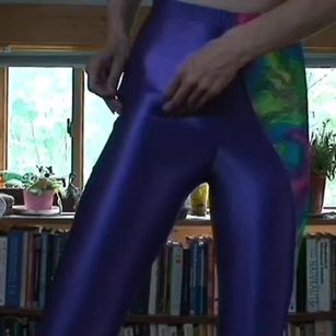 Model - Erotic Eva Squirts balloons