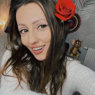 Model - ALEXIA CAGE english