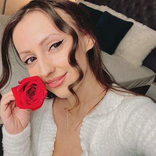 Model - ALEXIA CAGE feet