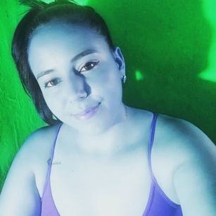 Model - Kendall texting