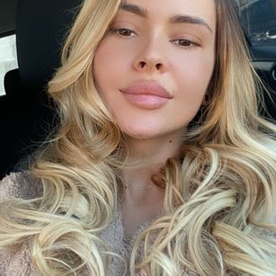 Model - Emilylax stockings