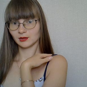 Model - KiraGoldens footfetish