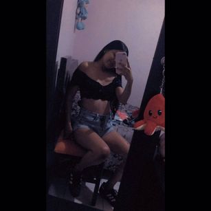 Model - Sol Highins feet