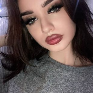 Model - Violetta oil