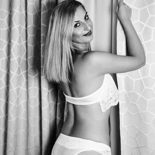 Model - AlexaWeld striptease