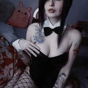 Model - EmmyBunny shaved