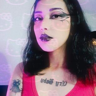 Model - Alice Phantom smoking