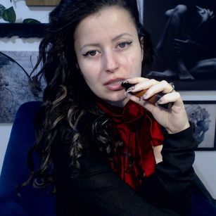 Model - Miss Reine bondage