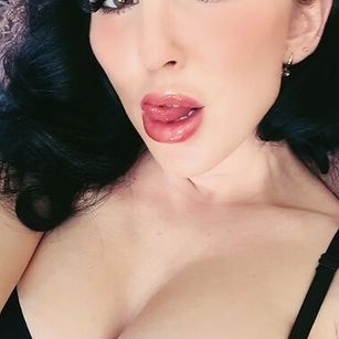 Model - Dalia Lavish heels