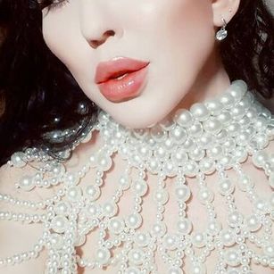 Model - Dalia Lavish corset