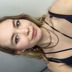 Model - AnyAmaazzy teen