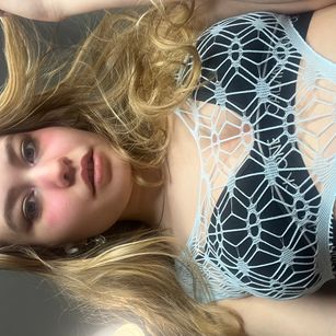 Model - AnyAmaazzy skirt