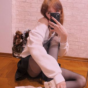 Model - Lizzy Grand hairy