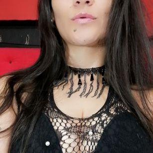 Model - Frida Grey squirt