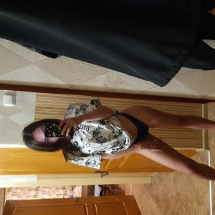 Model - Valerie masturbation