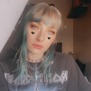 Model - JordanParas blowjob