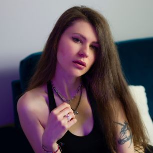 Model - BellaGold joi