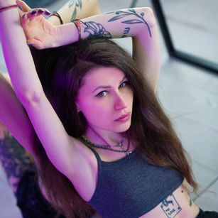 Model - BellaGold findom