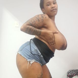 Model - LICKABLETASH98 hugeboobs