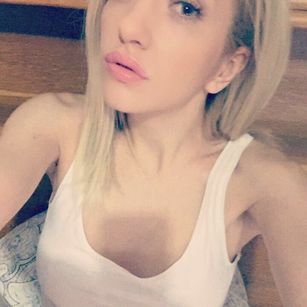 Model - AmeliaHot dildo