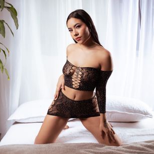 Model - Caroline Blake latina