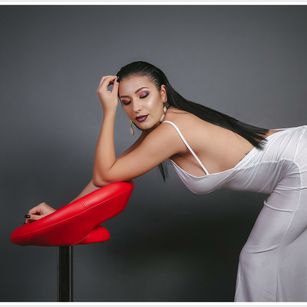 Model - IvyLuv longlegs