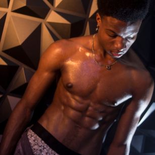 Model - DannHill2_ Ebony