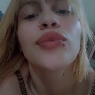 Model - Everly skinny