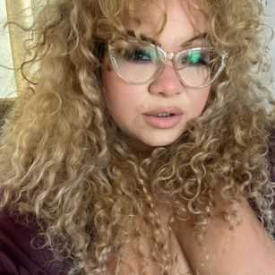 Model - Vicky Plush milf