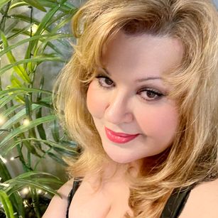 Model - LilaLavian dildo