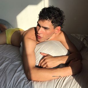 Model - Poysonsam smile