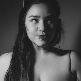 Model - Evelyn Harmond bigboobs