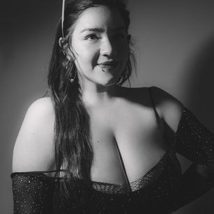 Model - Evelyn Harmond sexy