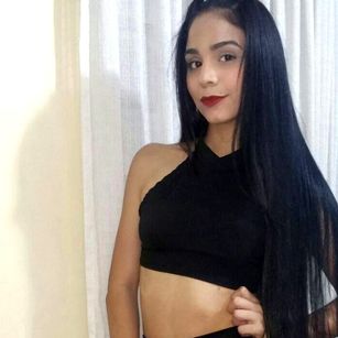 Model - Nikki Alvarez latina