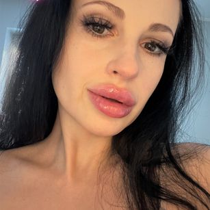 Model - Maxi Lipz femdom