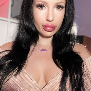 Model - Maxi Lipz fetish