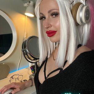 Model - Maxi Lipz femdom