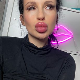 Model - Maxi Lipz femdom