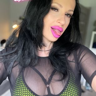 Model - Maxi Lipz tease