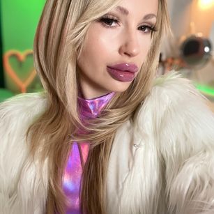 Model - Maxi Lipz tease