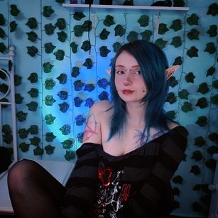 Model - EmmyBunny curvy