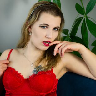 Model - BettyKiss bigtits