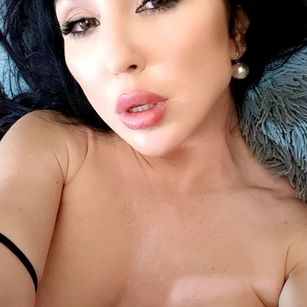 Model - Dalia Lavish heels