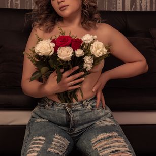 Model - Alicia Jones joi